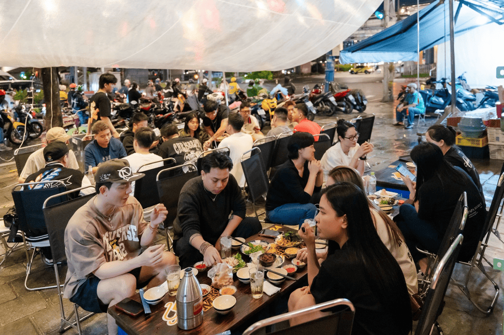 Bia hoi represents more than a beverage, it embodies an affordable and communal drinking culture rooted in post-war Hanoi (Source: Quan bia Kh&ocirc; Mực)